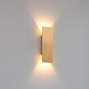 Arandela LED moderna dourada instalada na parede com iluminação bidirecional, ideal para salas, quartos e corredores sofisticados.