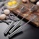Batedor de ovos semiautomático em aço inoxidável misturando ovos em tigela de vidro, ideal para preparar massas, molhos e receitas com rapidez.