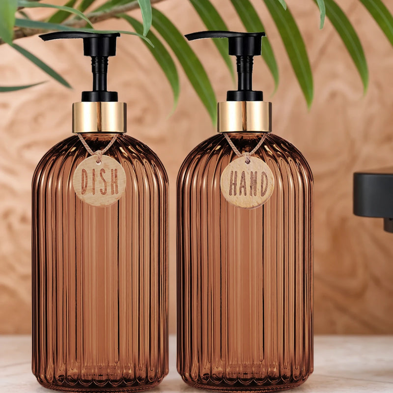 Kit de dispensadores para sabão líquido em vidro canelado marrom com válvula dosadora preta e dourada para banheiro e cozinha sofisticados.