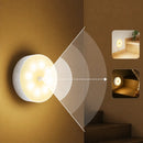 Luz noturna LED com sensor de movimento e fixação magnética, ideal para corredores, quartos, escadas, armários e banheiros, com acendimento automático.