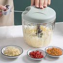 Mini processador manual com corda retrátil picando alho e vegetais, ideal para preparar temperos e ingredientes de forma rápida e prática.