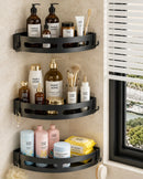 Prateleira de canto adesiva para banheiro armazenando shampoos, condicionadores e cosméticos, com instalação sem furos e design moderno na cor preta.