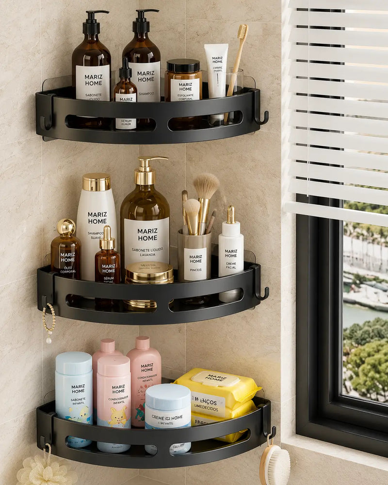Prateleira de canto adesiva para banheiro armazenando shampoos, condicionadores e cosméticos, com instalação sem furos e design moderno na cor preta.