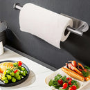 Suporte autoadesivo para papel toalha em alumínio instalado sob armário de cozinha, com design moderno e acabamento premium.